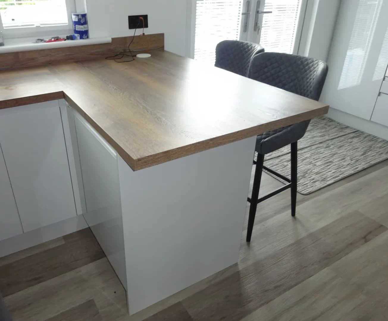 Completed kitchen showing Lucente Light Grey finish