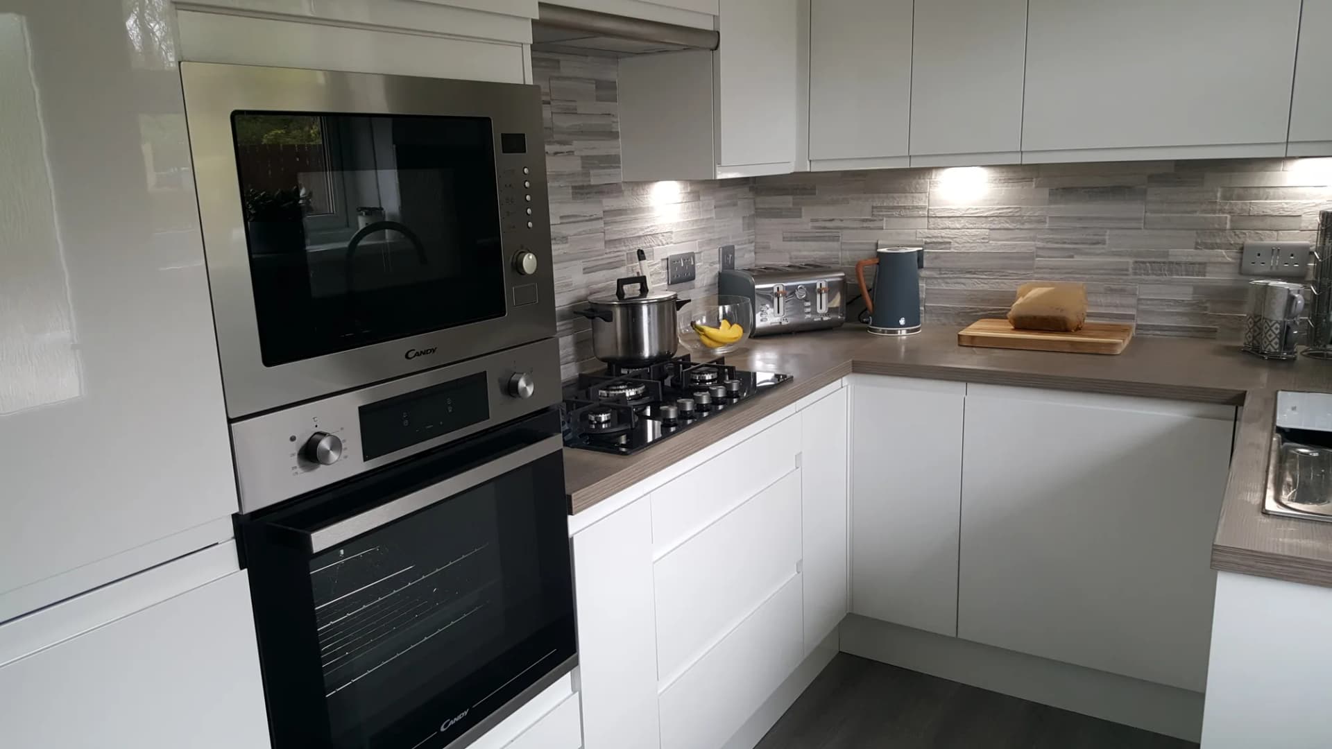 Lucente Gloss, White - Glasgow, completed kitchen