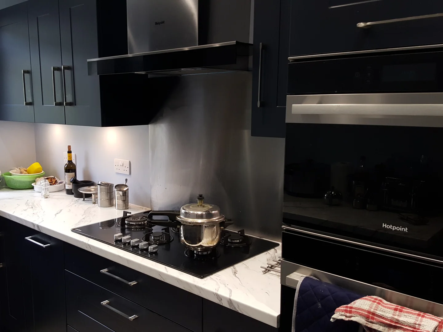 Indigo Oxford shaker kitchen in Glasgow with marble-effect worktop, gas hob and built-in Hotpoint ovens