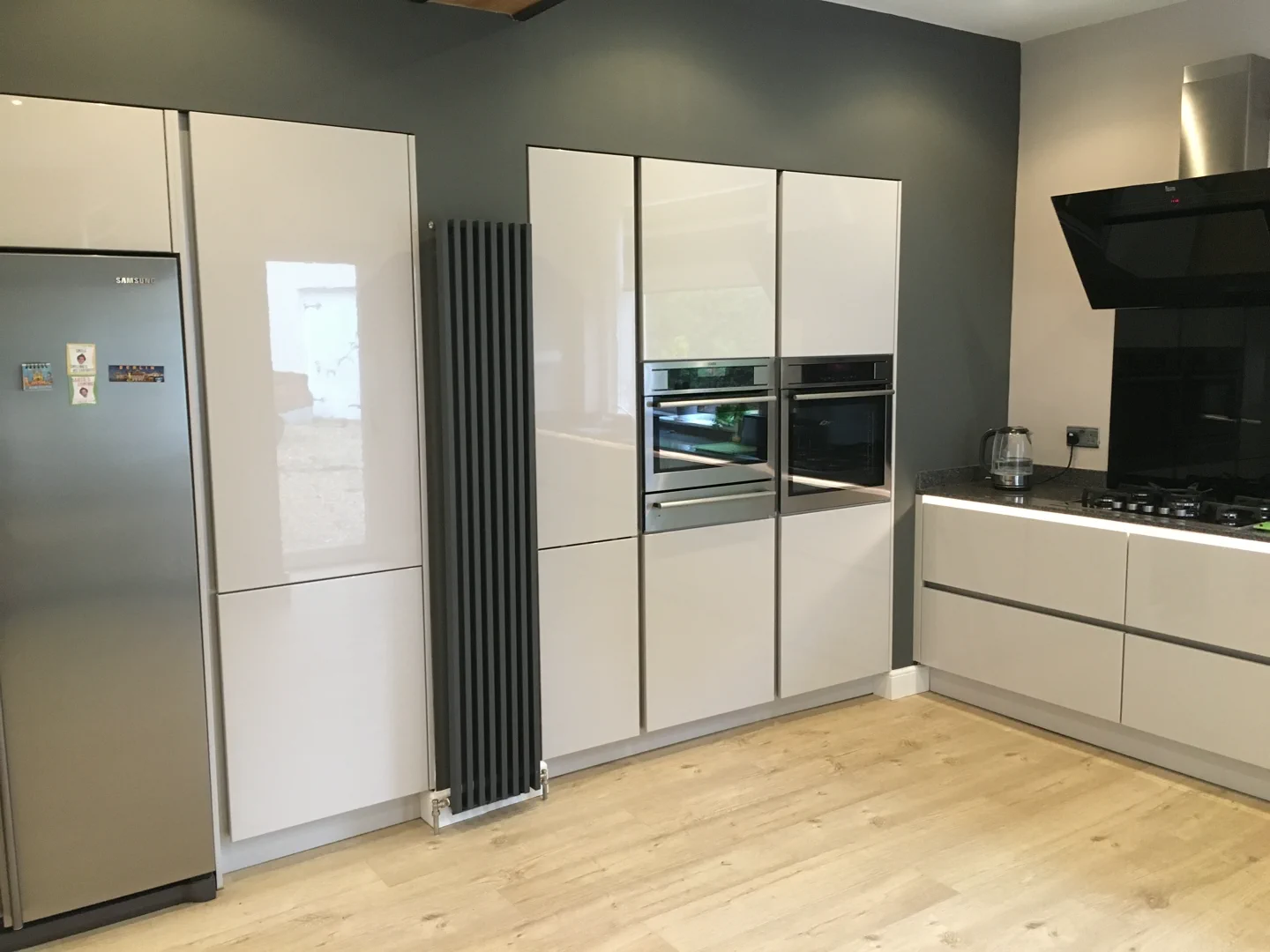 Vivo Gloss White kitchen installed in East Kilbride