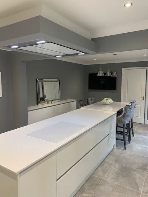 Completed kitchen showing our Vivo Gloass range with white finish