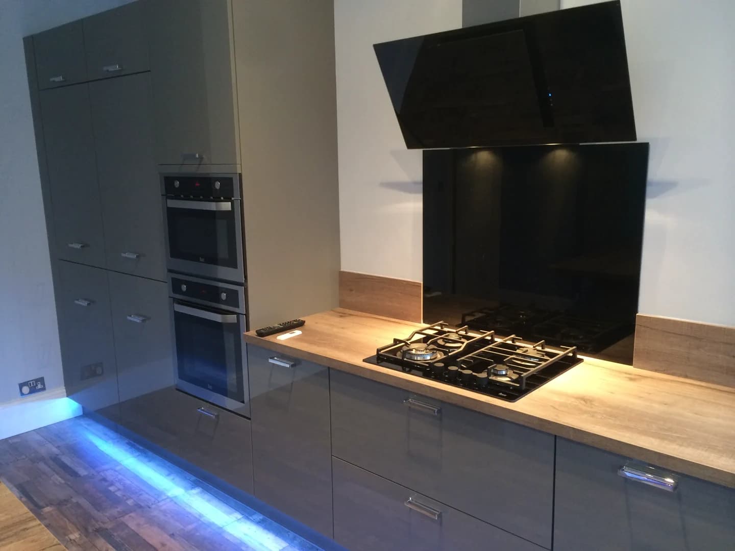 Completed kitchen showing our Vivo Gloss range with grey finish