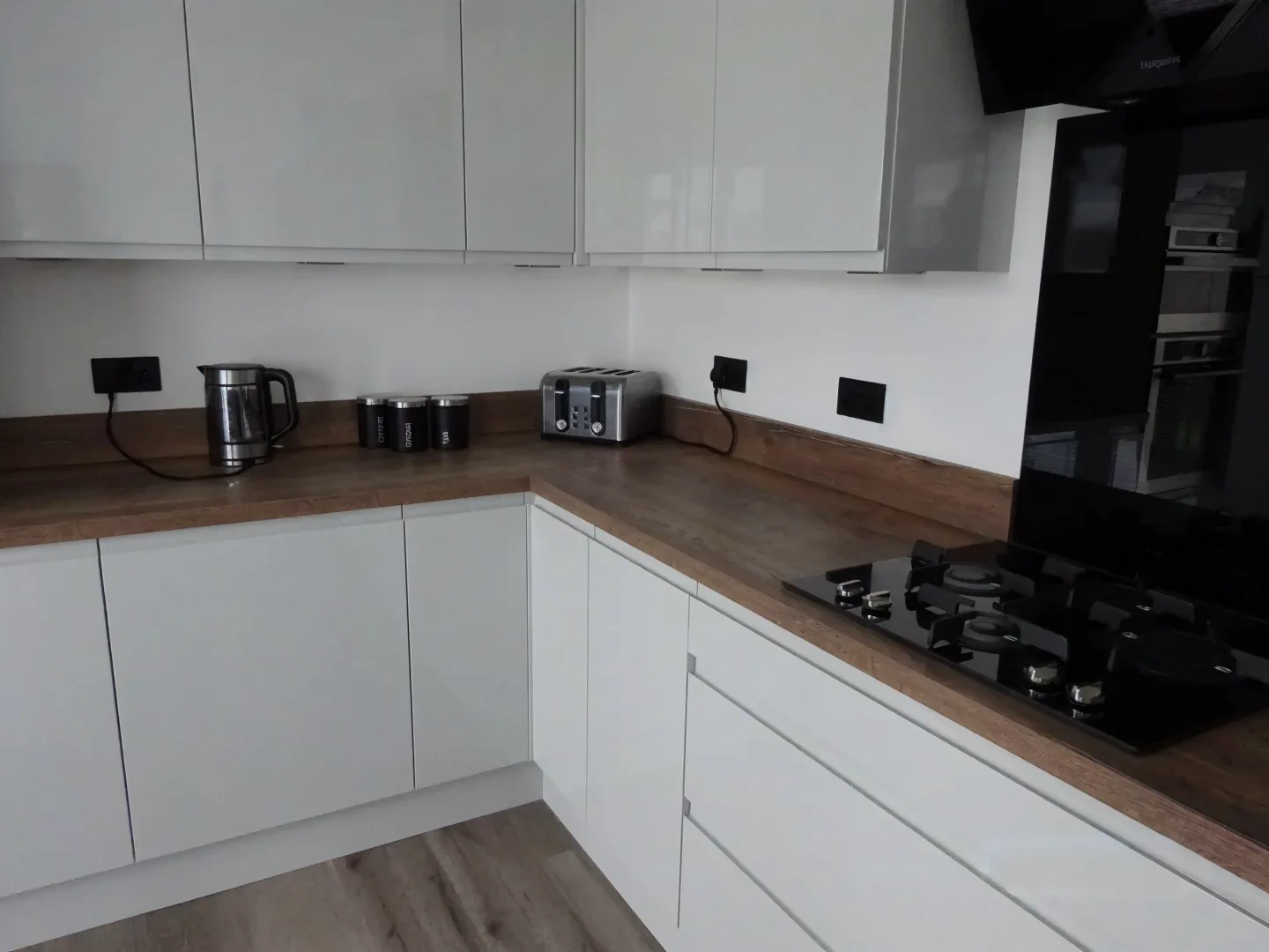 Completed kitchen showing Lucente Light Grey finish