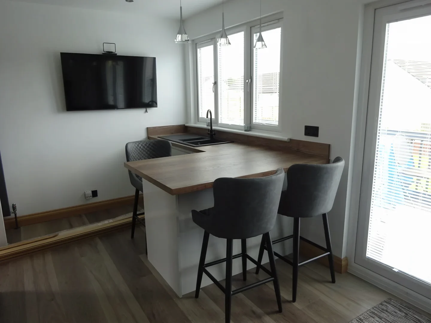Completed kitchen showing Lucente Light Grey finish