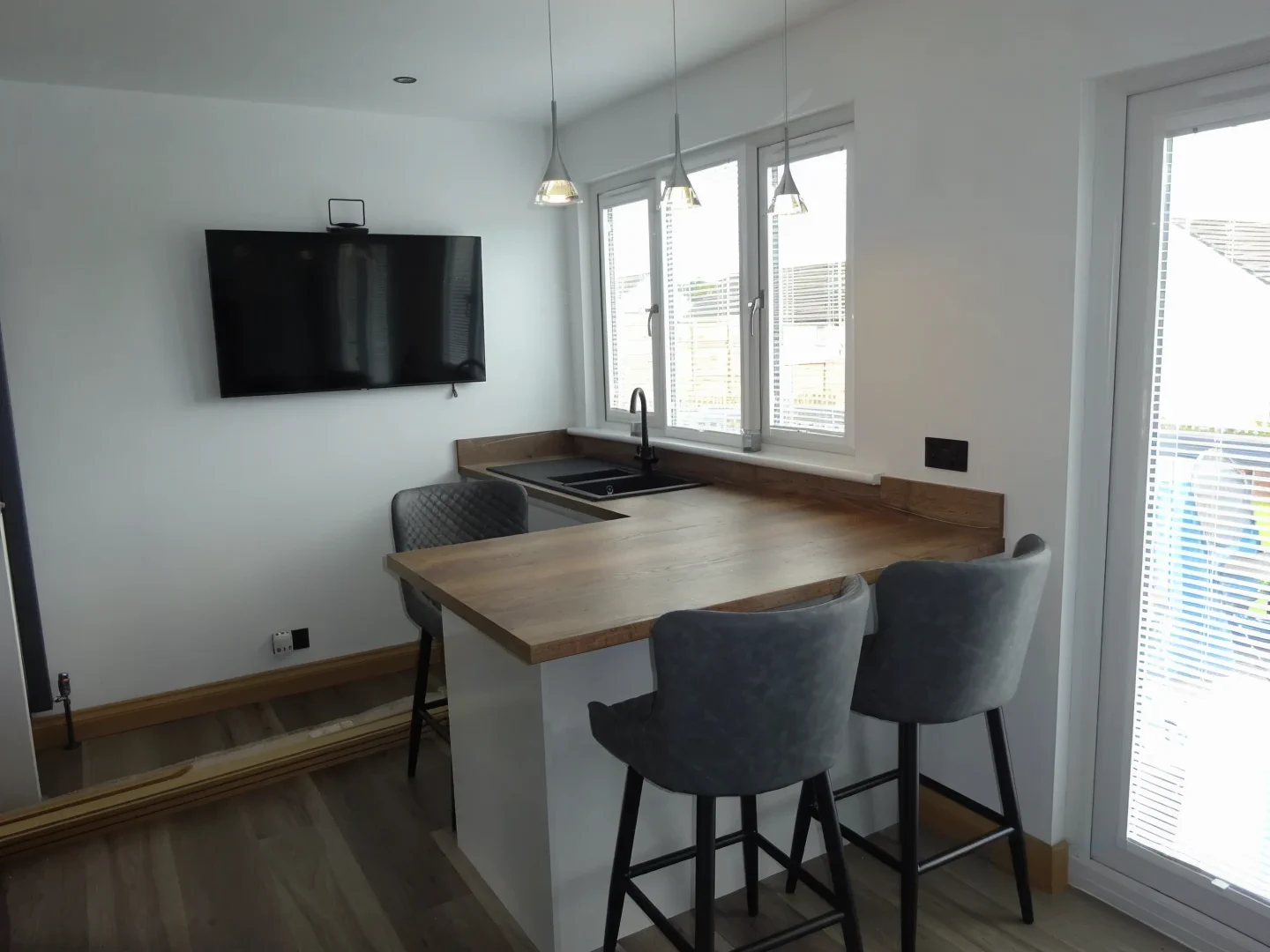 Completed kitchen showing Lucente Light Grey finish