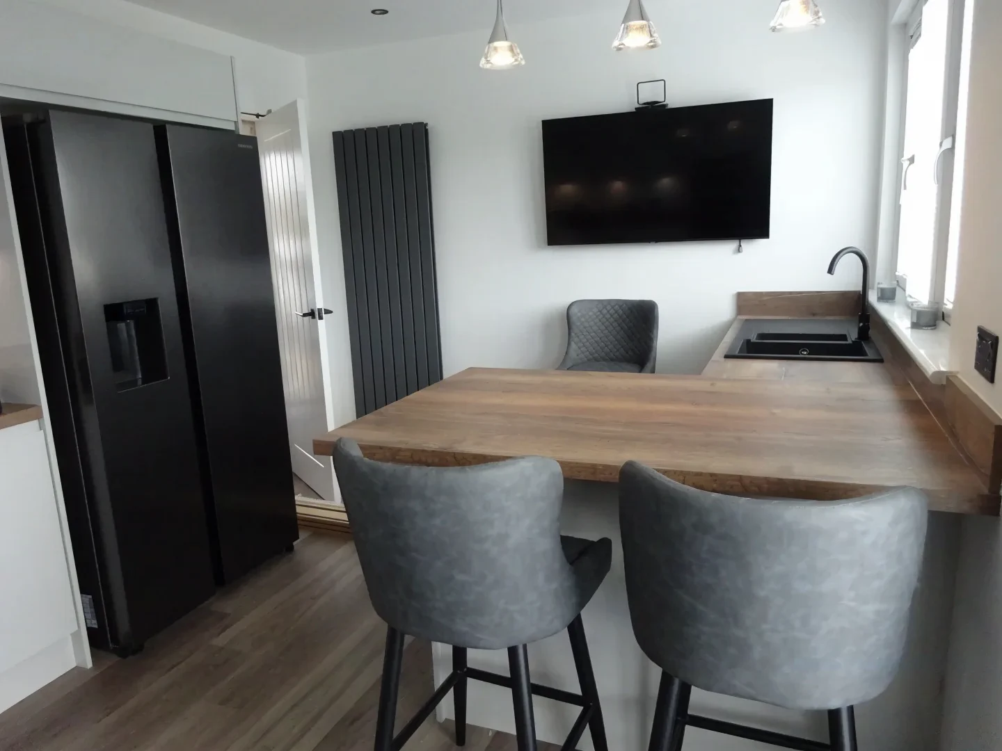 Completed kitchen showing Lucente Light Grey finish
