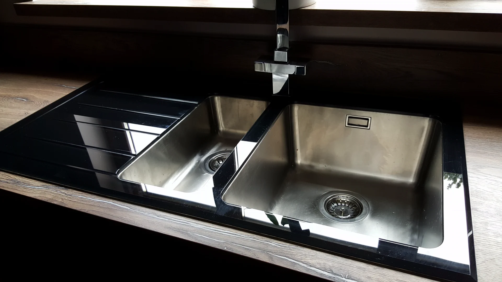 Completed kitchen showing our Vivo Gloass range with white finish