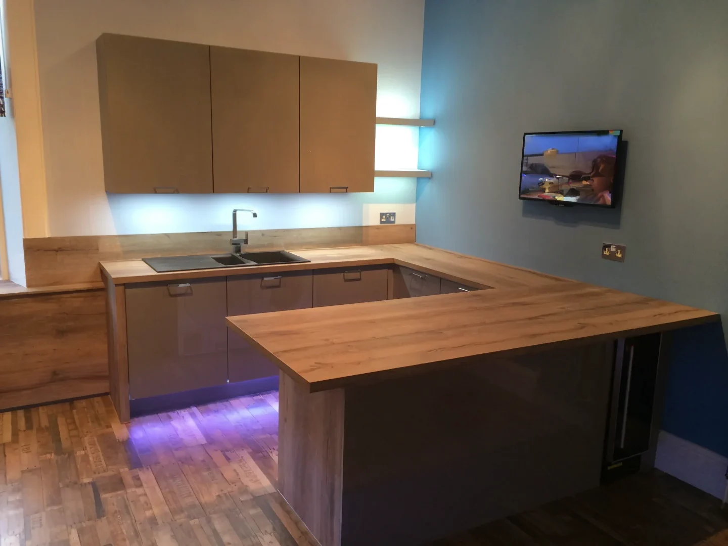 Completed kitchen showing our Vivo Gloass range with grey finish