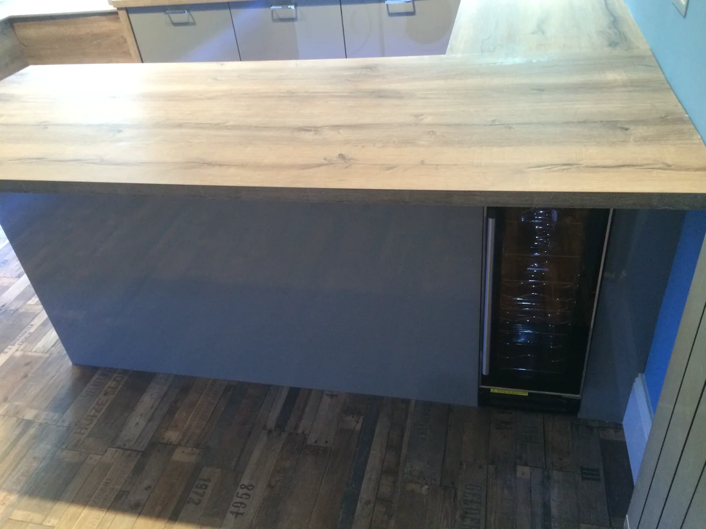 Completed kitchen showing our Vivo Gloass range with grey finish