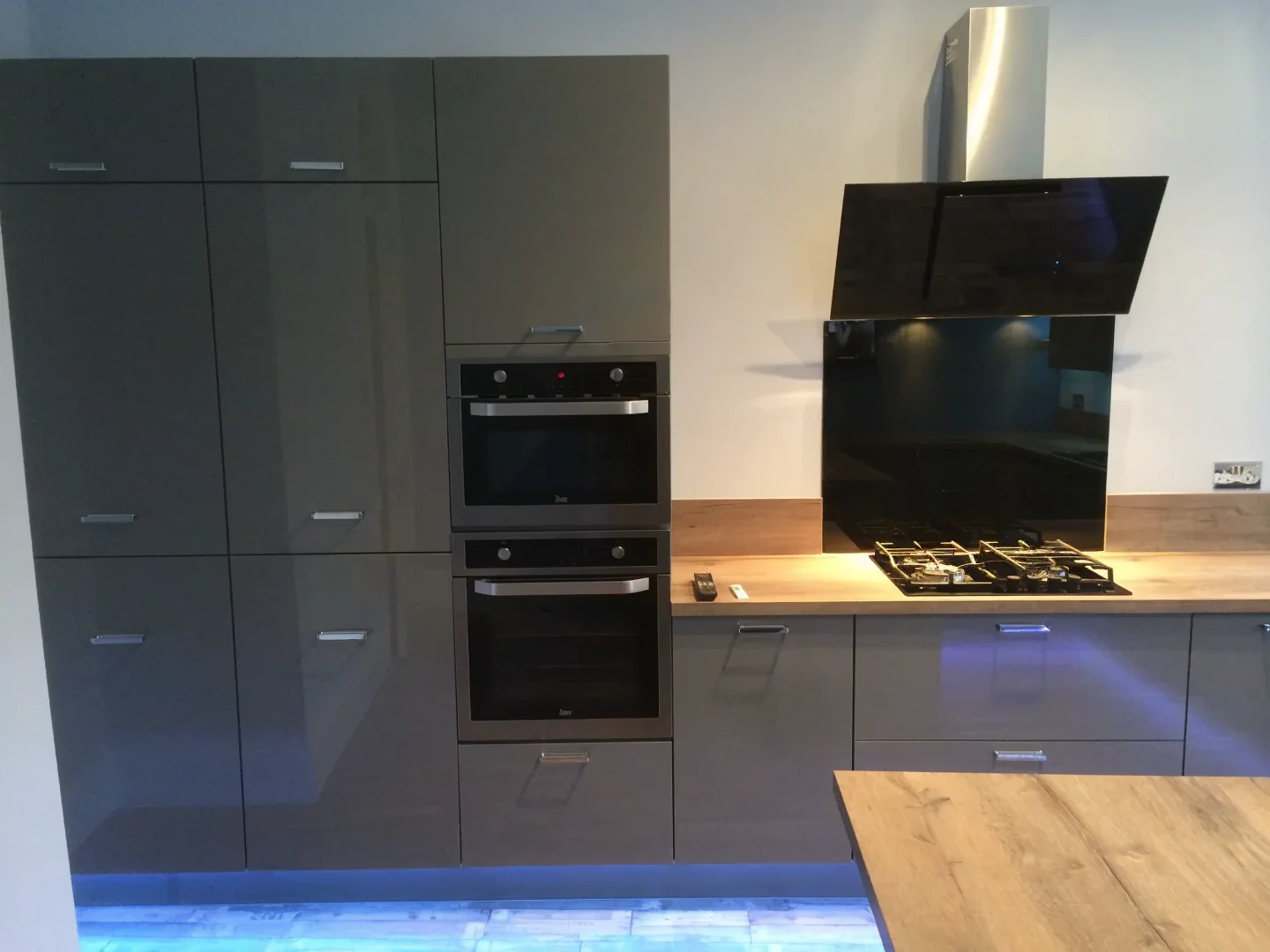 Completed kitchen showing our Vivo Gloass range with grey finish