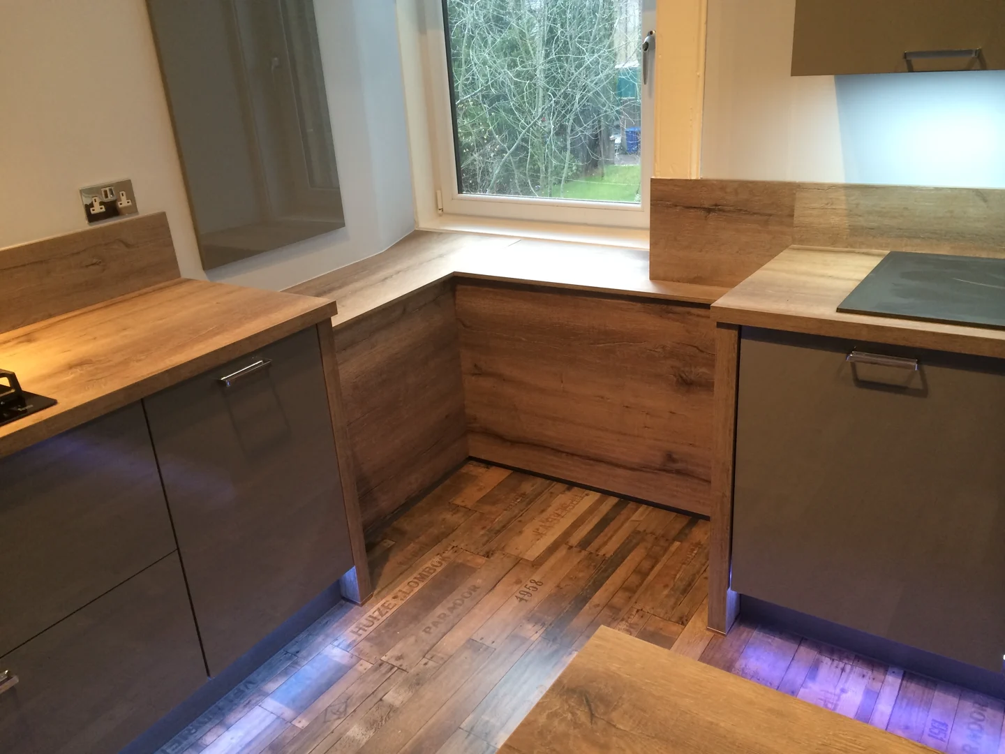 Completed kitchen showing our Vivo Gloass range with grey finish