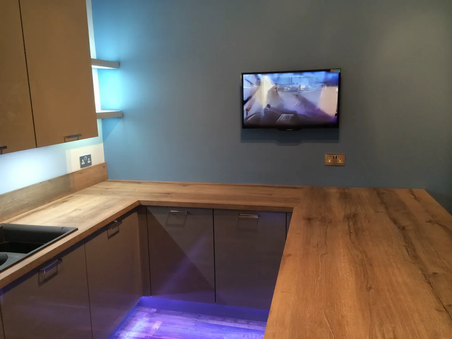Completed kitchen showing our Vivo Gloass range with grey finish