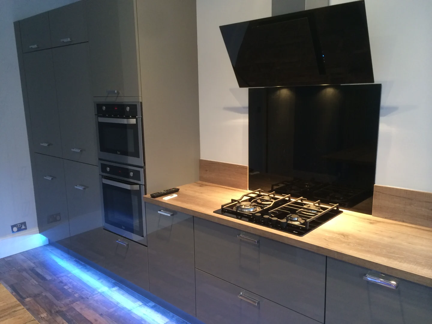Completed kitchen showing our Vivo Gloass range with grey finish