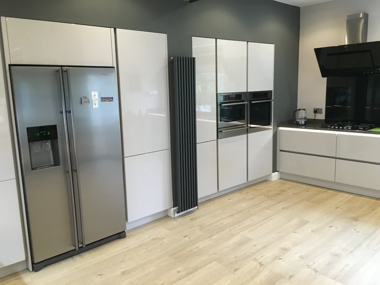 Completed kitchen showing our Vivo Gloass range with white finish