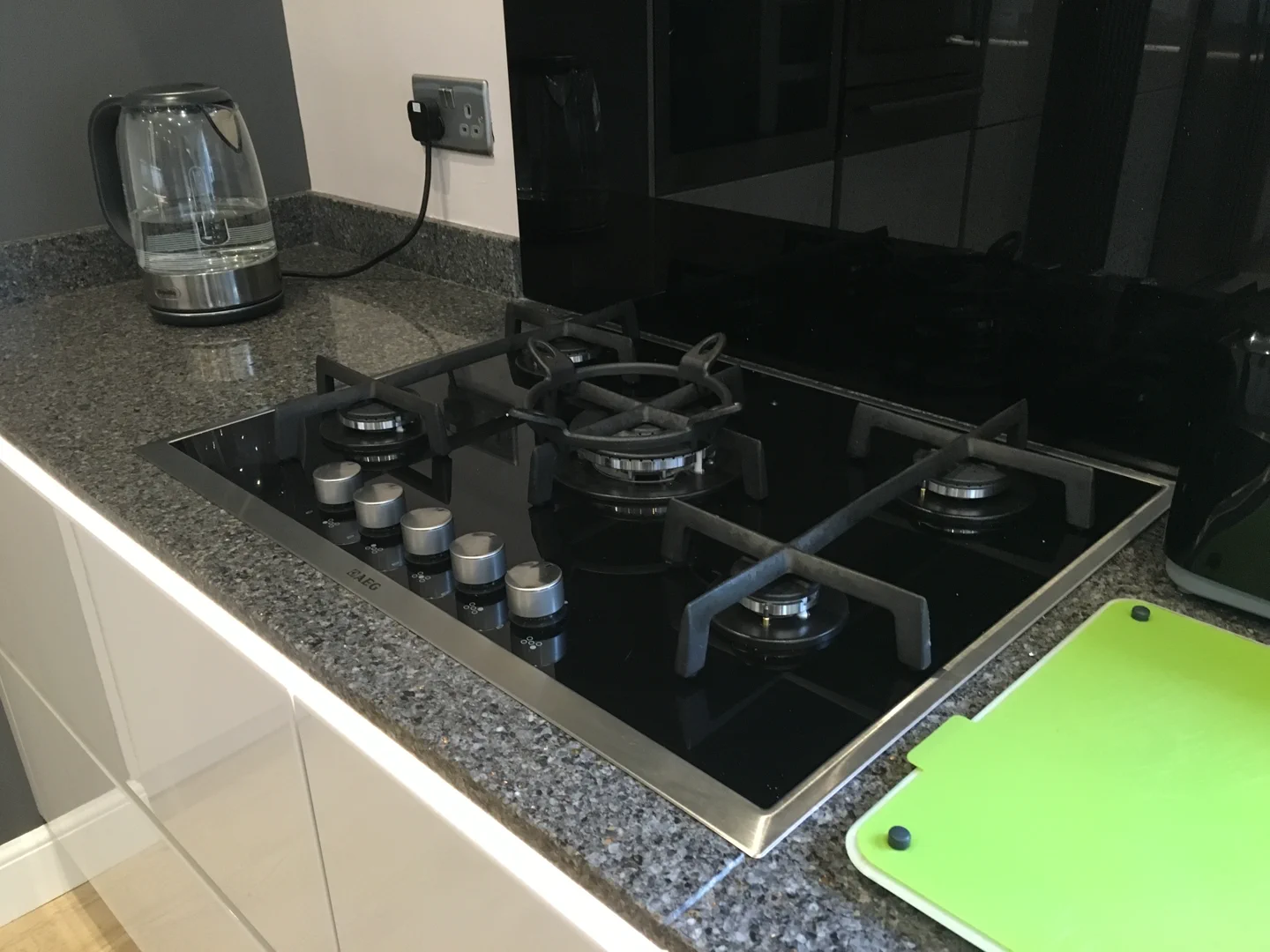 Completed kitchen showing our Vivo Gloass range with white finish